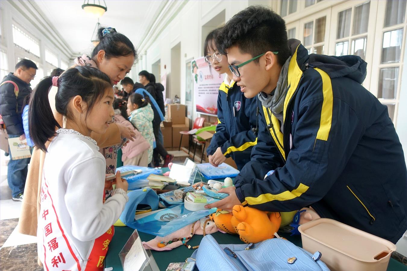 格致中学学雷锋201903义卖活动照片4.jpg