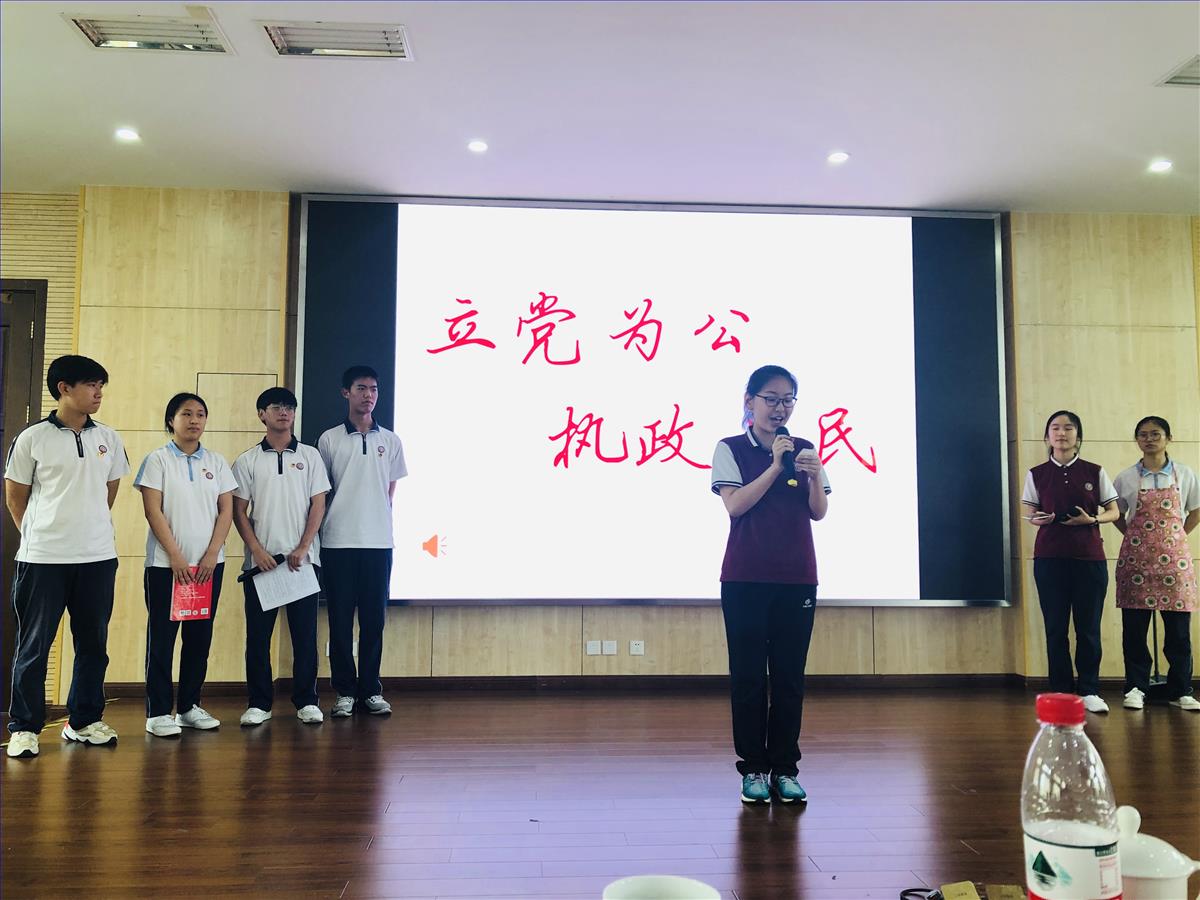 学生汇报2.jpg 学生汇报2.jpg
