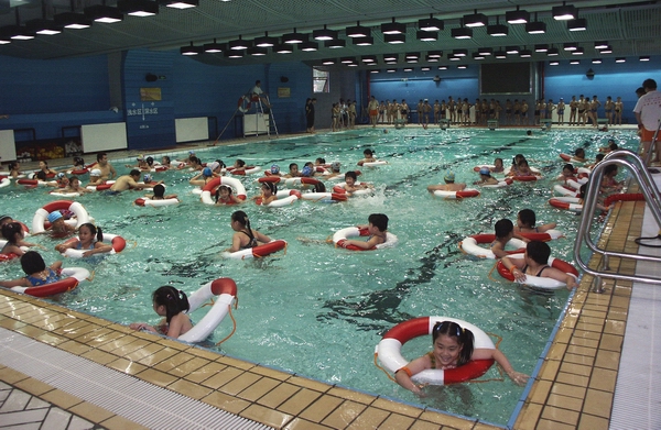 格致游泳馆开门迎来首批小泳客